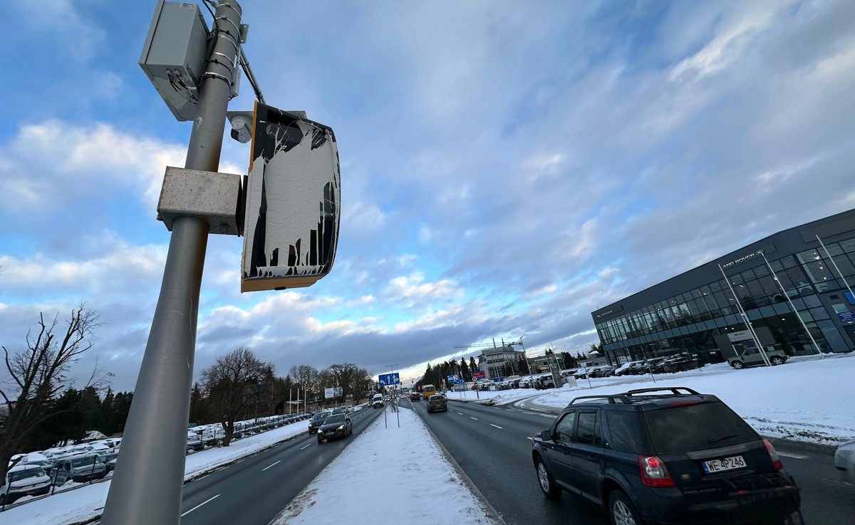 Fotoradar rekordzista na Al. Jerozolimskie w Warszawie zniszczony trzeci raz. Został zalany farbą (zdjęcia z 3 stycznia 2026 roku)