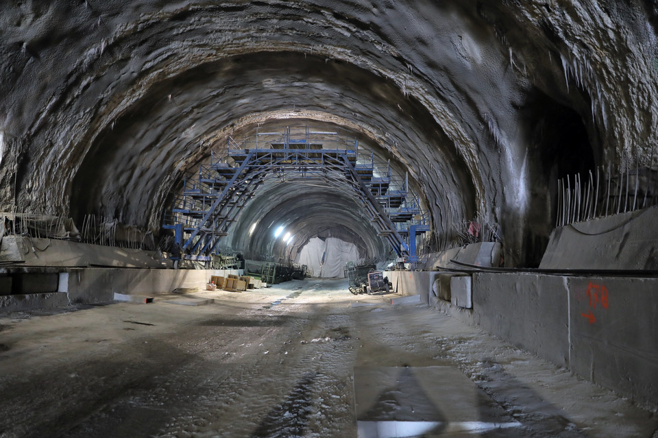 Końcowy etap budowy najdłuższego tunelu drogowego w Polsce pod Luboniem Wielkim na Zakopiance.