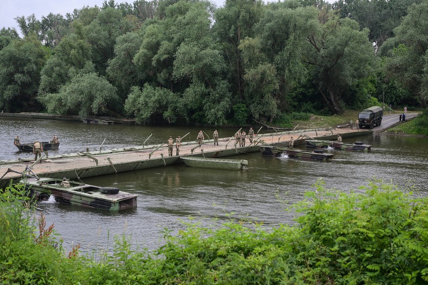  Pripadnici pontonirskih jedinica Vojske Srbije postavili su pontonski most preko Velike Morave