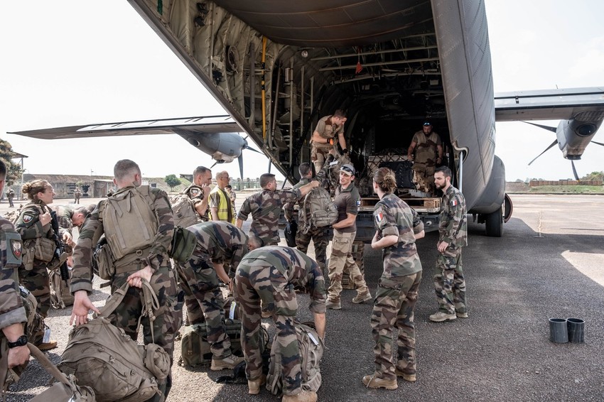 Poslednji francuski vojnici iz logističke misije MISLOG-B ukrcavaju se na let na aerodromu Bangi sredinom decembra