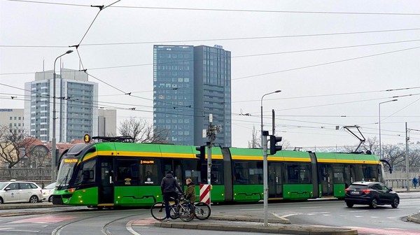 Najszybsze poznańskie linie osiągały w 2021 r. prędkość komunikacyjną 27 km/godz., co jest wartością zbliżoną do prędkości metra w Warszawie (33 km/godz.).