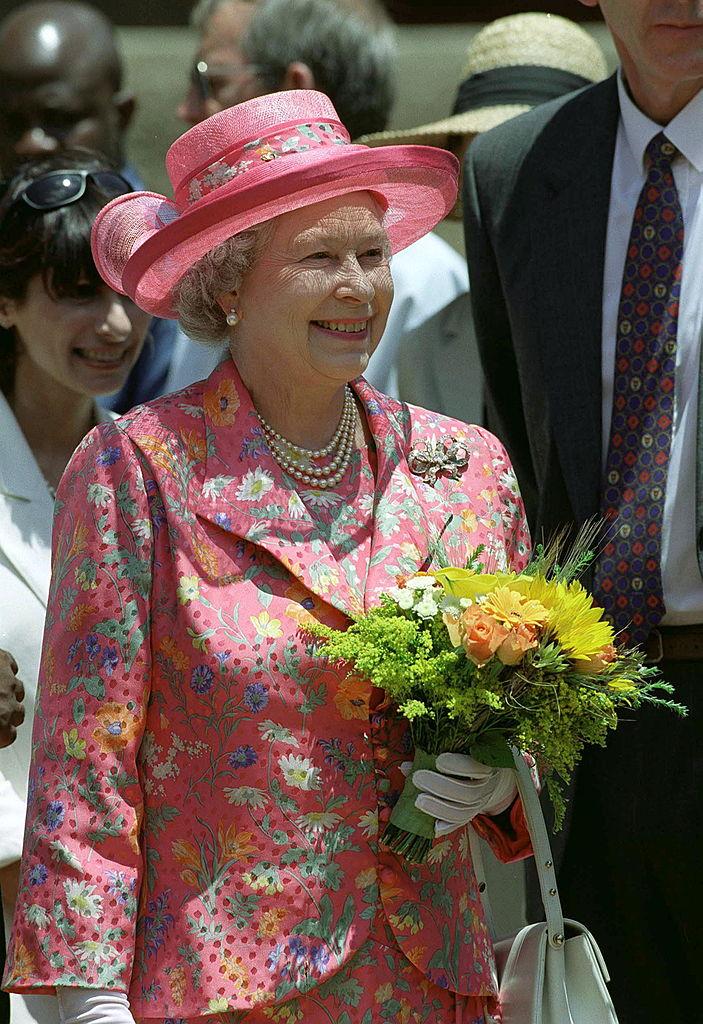 Erzsébet királynő megjelent ebben a sokszínű, rikító kockás ruhában, a  rajongok meg hanyatt estek a látványtól - Blikk Rúzs