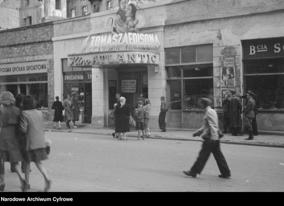 Kino "Atlantic" przy ul. Chmielnej 33 w Warszawie, 1947 r.