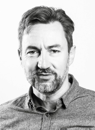 Jacek Sokołowski, doktor nauk prawnych, politolog, radca prawny, w latach 2012–2022 kierownik Centrum Badań Ilościowych  nad Polityką na Uniwersytecie Jagiellońskim, autor książki „Transnaród. Polacy w poszukiwaniu politycznej formy”