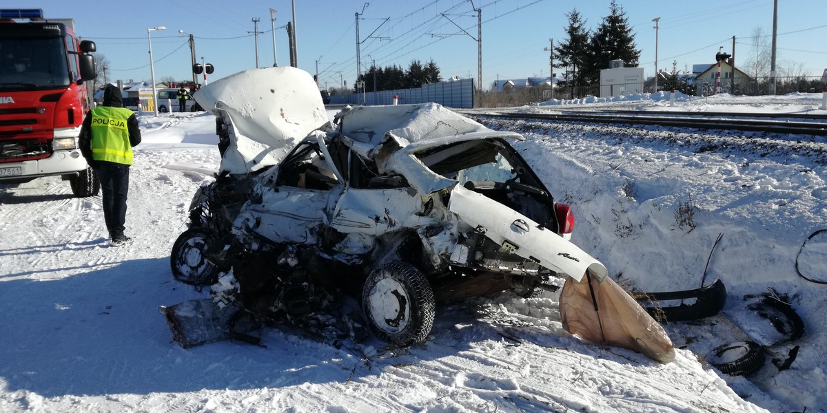 Śmierć na przejeździe. Auto wjechało pod pociąg