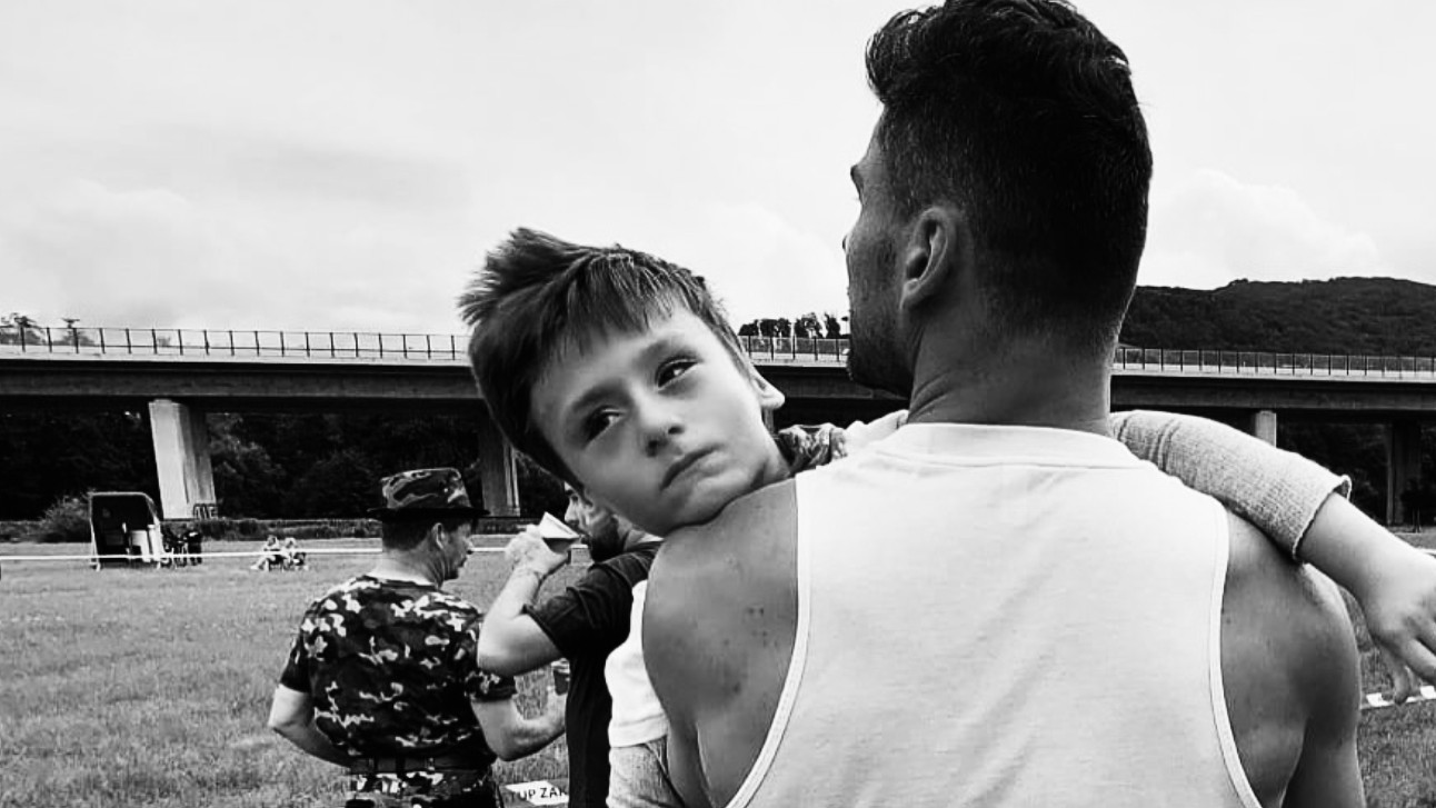 Hokejista Juraj Valach na zábere so svojím synom Jergušom