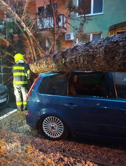 Silný vietor napáchal na Slovensku škody. 