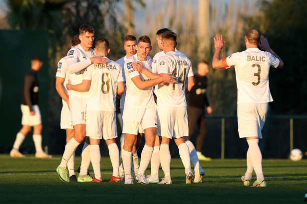 Radość piłkarzy Zagłębia Lubin po golu w meczu towarzyskim przeciwko FC Voluntari