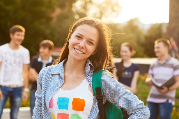 W firmie jest zatrudniona na umowę o pracę na czas określony osoba w wieku 24 lat pobierająca naukę na studiach magisterskich, Od 1 czerwca 2015 r. podpisała z pracodawcą umowę-zlecenie na okres do 31 sierpnia br. Mimo że spełnia warunki w zakresie edukacji oraz co do wieku i rodzaju umowy, nadal jest pracownikiem, a nie pracownikiem – zleceniobiorcą.