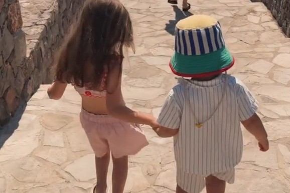 PRVI PUT ZAJEDNO NA MORU Biković i Nina Janković sa porodicama u Kumboru: Prizor dečice TOPI SRCA, a evo gde se glumci opuštaju uz nestvarne poglede (FOTO)