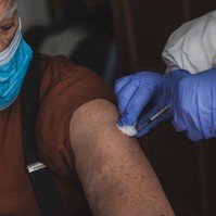 Negyedik oltás: kiderült, ezt okozza a 60 év felettieknél
