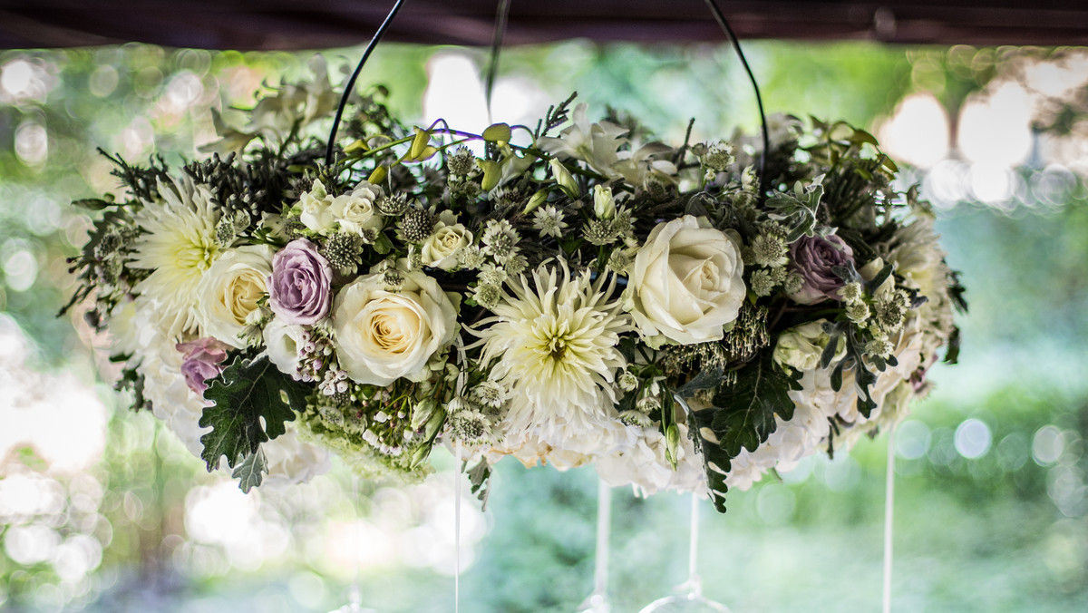 Żyrandole kwiatowe - sposób na nietuzinkowe wesele - Ślub