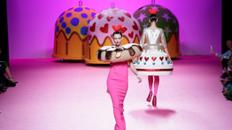Macaronszoknya, tortaruha - ezt viselték a modellek a Madridi Divathéten - galéria