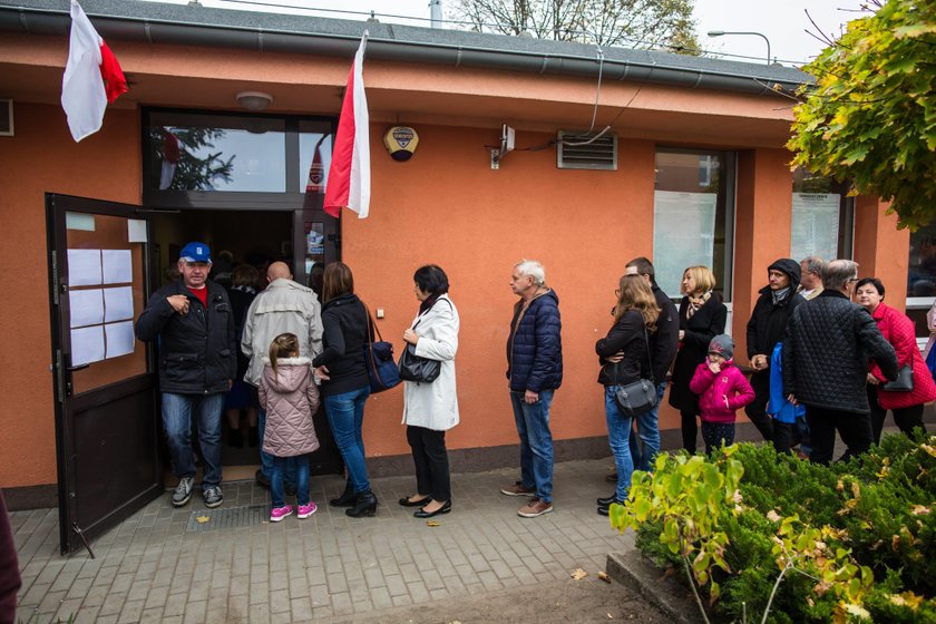 Wybory samorządowe 2018. Długie kolejki w komisjach wyborczych