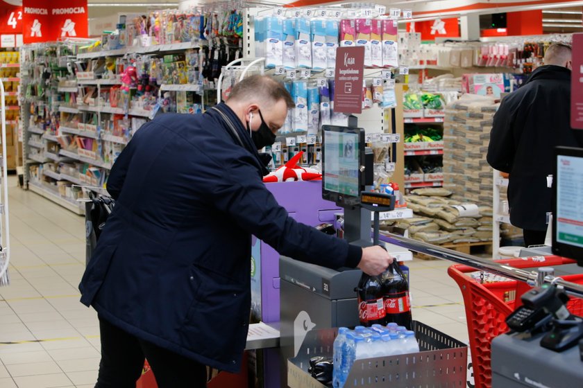 Oprócz tego prezydent Duda kupił Coca-Colę, wodę mineralną i ziemniaki.