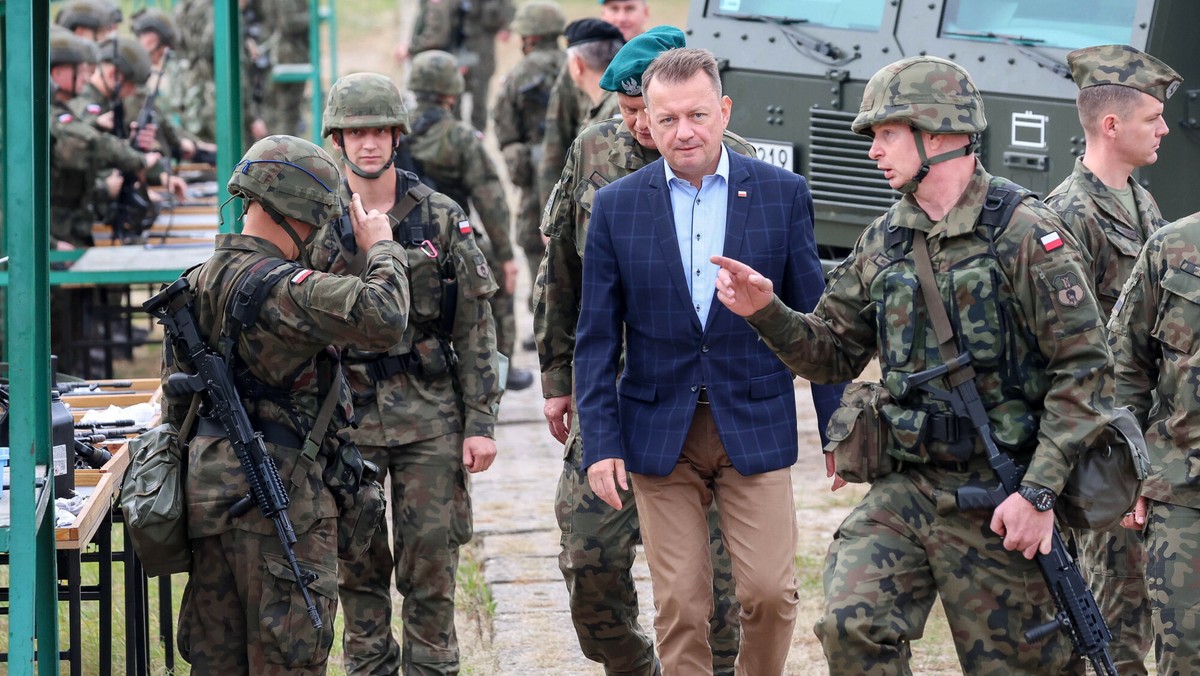 Wojsko w kampanii PiS. Bojowy Humvee strzegł dmuchanej zjeżdżalni