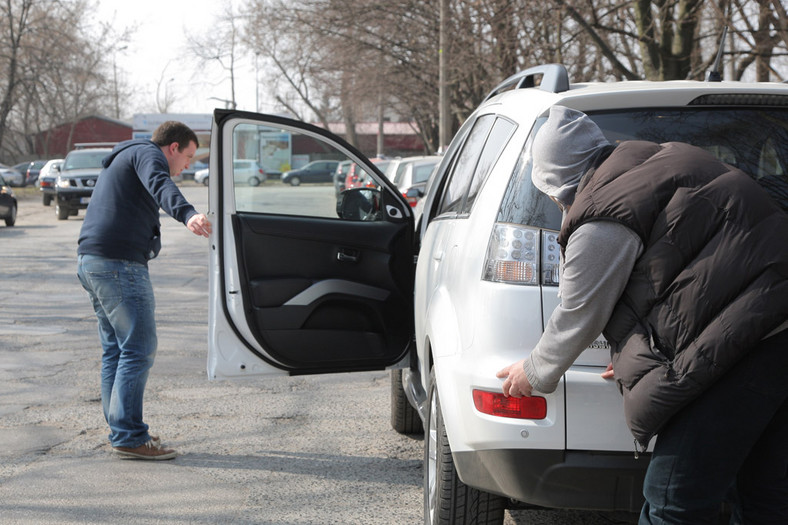 Nowy sposób kradzieży aut. Nie daj się złapać ,,na butelkę”