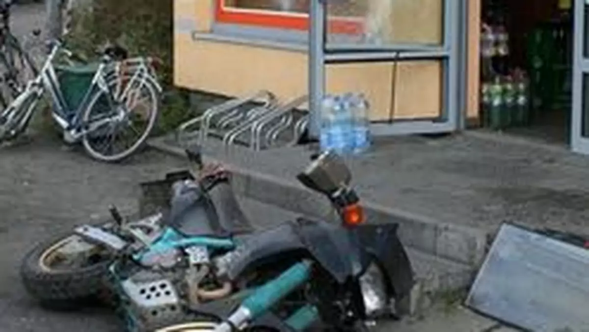 Motocyklem wjechał do sklepu