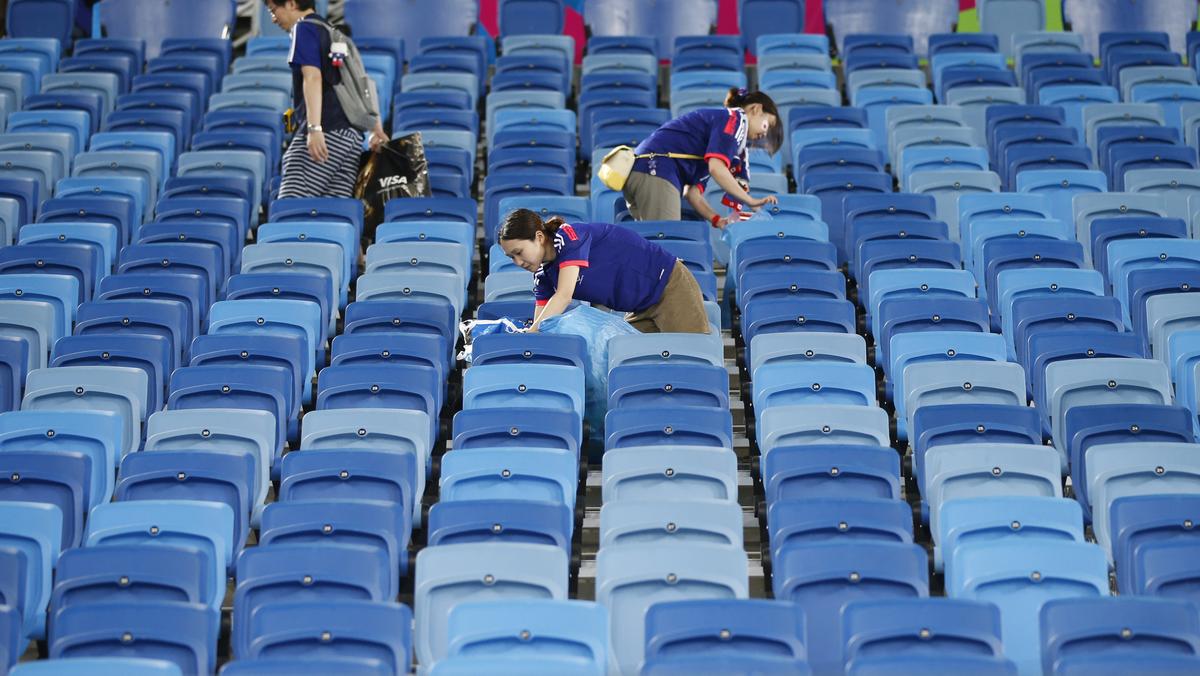 Japońscy kibice sprzątają stadion. Zdjęcie z 2014 r.