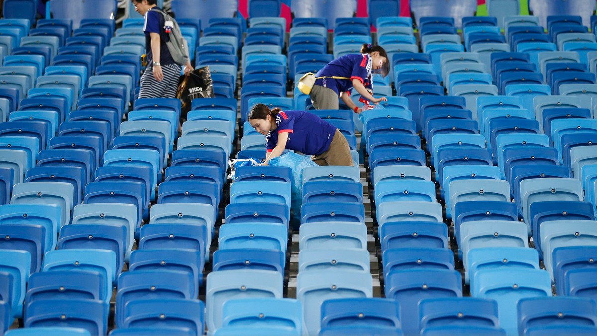 Japońscy kibice sprzątają stadion. Zdjęcie z 2014 r.