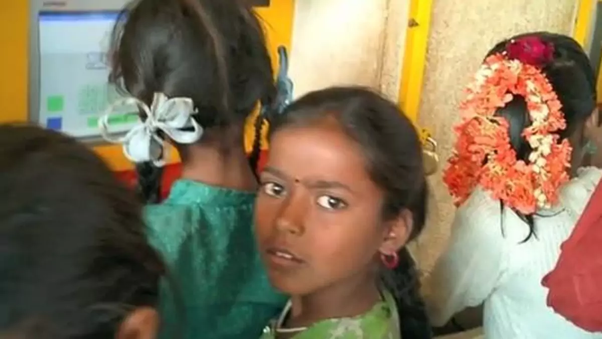 "Dziura w murze" - hinduskie dzieci ze slumsów uczą się same