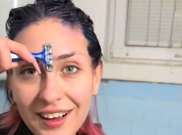 STEFANI GRUJIĆ OBRIJALA OBRVE: Matorina bivša uzela brijač, pa se usnimila sa farbom na glavi - Ovo je finalni rezultat 