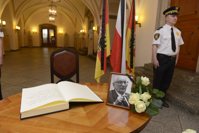 Księga kondolencyjna we wrocławskim Starym Ratuszu