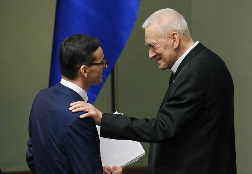 Premier Mateusz Morawiecki oraz jego ojciec Kornel Morawiecki po głosowaniu nad wotum zaufania dla rządu w Sejmie (13.12.2017)
