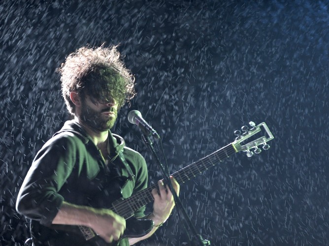 Yannis Philippakis, wokalista brytyjskiego zespołu Foals