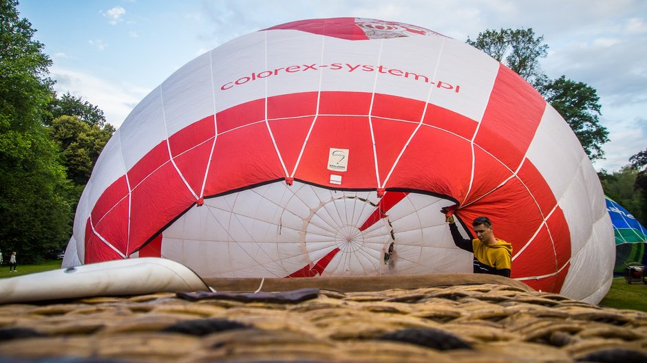 II Zawody Balonowe "In The Silesian Sky" - start balonów świtem z pszczyńskiego parku zamkowego - 25.06.2022 r. - autor: Andrzej Grynpeter