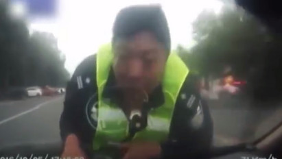 Ilyet még nem látott! Az ablaktörlőbe kapaszkodó rendőrrel száguldozott az autós - videó