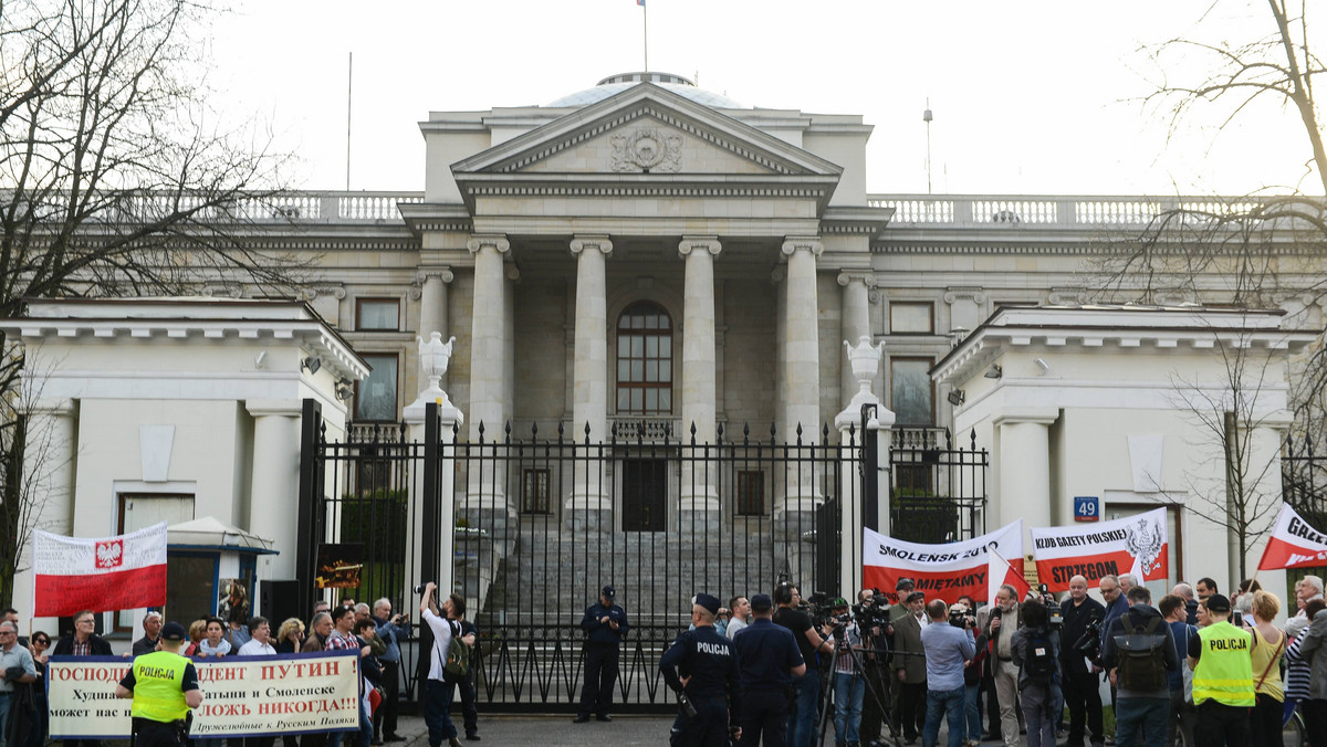 Protest członków klubu "Gazety Polskiej" przed rosyjską ambasadą w Warszawie