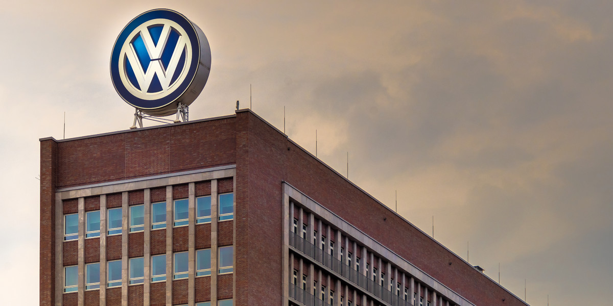 W 2015 roku ujawniono, że koncern oszukiwał przy pomiarze emisji spalin w silnikach dieslowskich montowanych w swoich samochodach. Po upublicznieniu tej informacji akcje VW utraciły do 37 proc. wartości