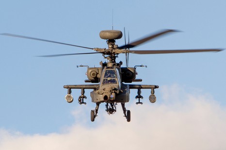 Apache będą taniej strącały drony. W USA przetestowano nową amunicję