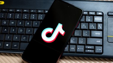 część tiktoka sprzedana amerykanom. długi spór o popularną platformę d