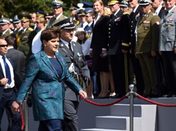 "Jak rówieśnica Merkel". Znawczyni mody bezlitośnie krytykuje wczorajszy "mundurek" Beaty Szydło. FOTO