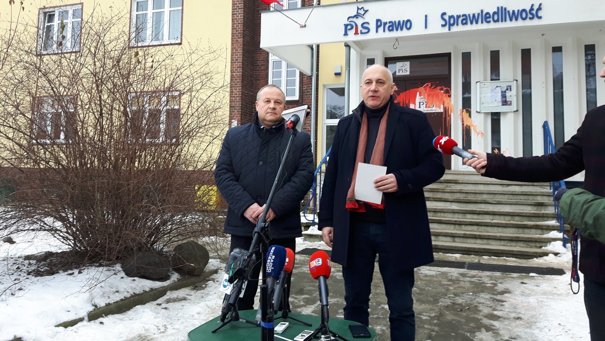 Po ataku na siedzibę Prawa i Sprawiedliwości na tle drzwi i elewacji oblanej czerwoną farbą wicemarszałek Sejmu Joachim Brudziński i poseł Artur Szałabawka zorganizowali dziś konferencję. Jak mówią, chcą zaapelować do opozycji o stonowanie atmosfery i niepodburzanie ludzi. - To, co się stało w Szczecinie, to kolejny przejaw politycznego szaleństwa - mówi Joachim Brudziński.