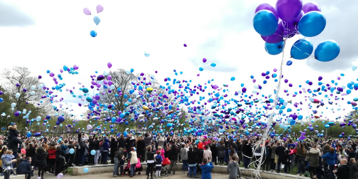 Tłumy żegnają Alfiego Evansa. W powietrze puszczono morze balonów