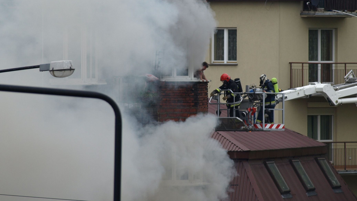 W starej, ceglanej, trzypiętrowej kamienicy w warszawskiej dzielnicy Włochy doszło do wybuchu gazu. Siedem poszkodowanych osób, w tym kilkuletnie dziecko, przewieziono do szpitala - poinformowała TVN24.