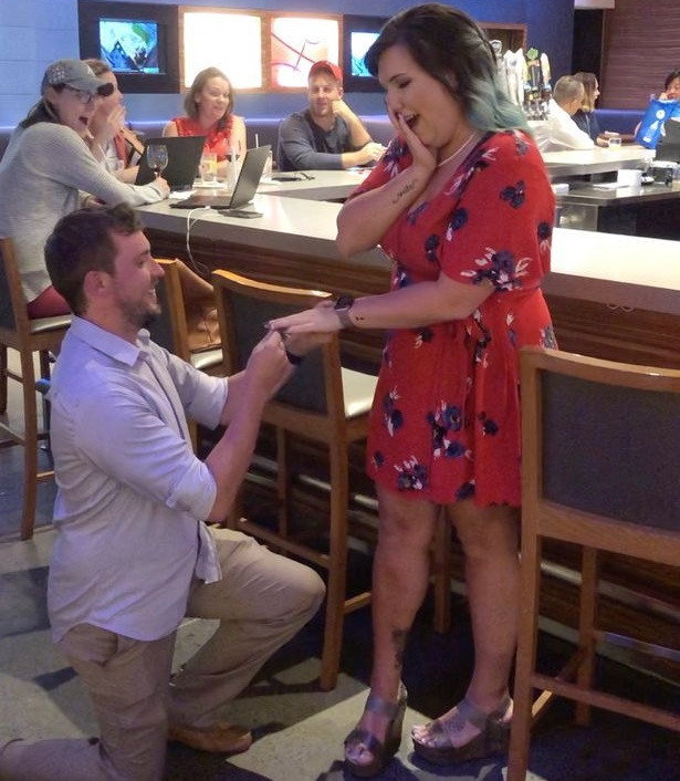 Couple fake engagement to get free drinks from strangers in bars (Video)