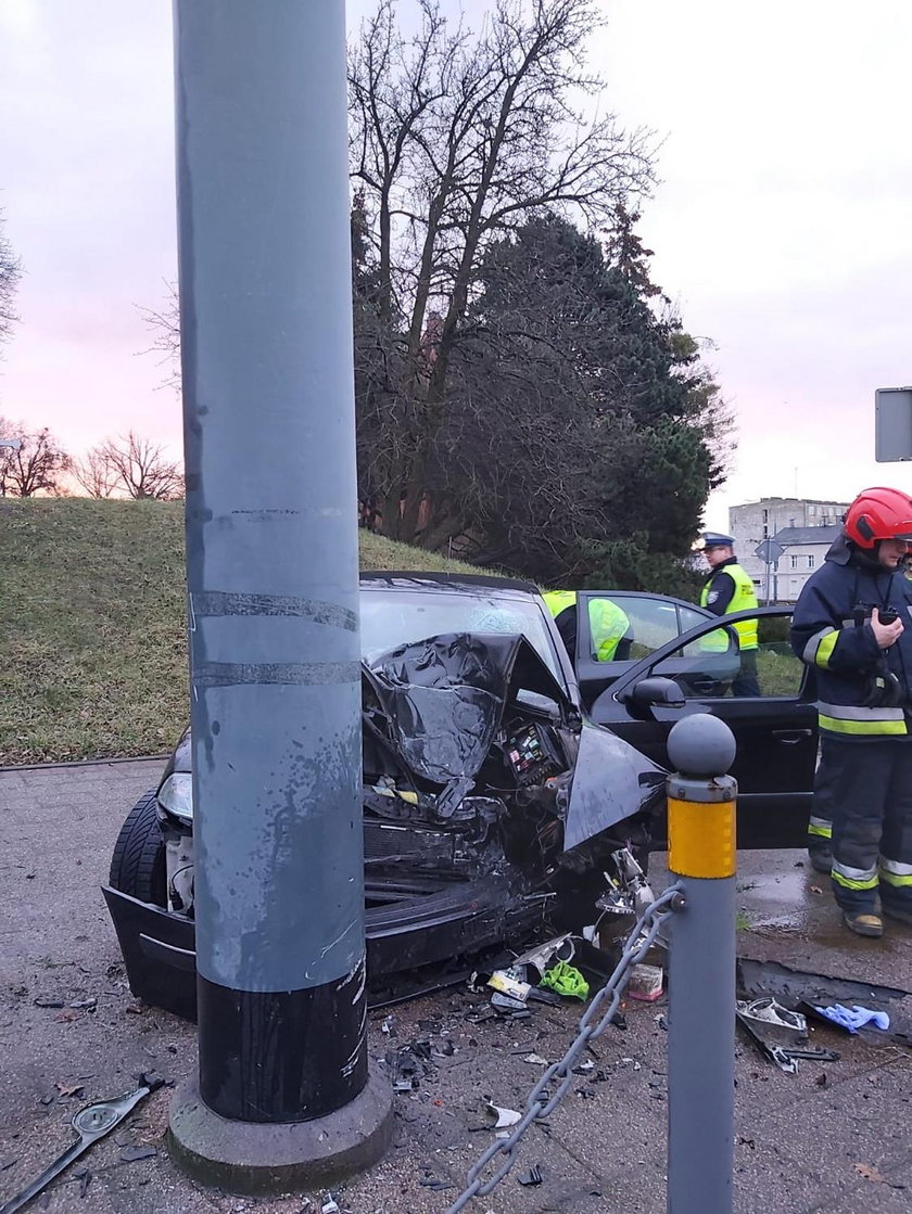 Horror w Elblągu. 19-latek uderzył w słup i wyleciał z auta. Przerażające nagranie