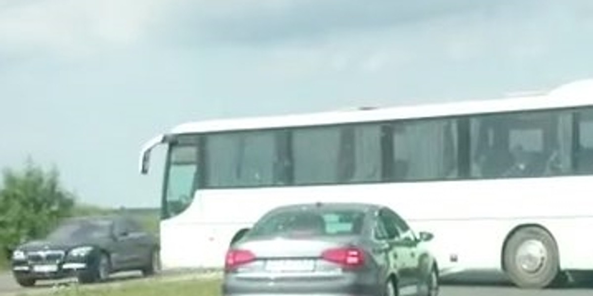 Autokar pełen dzieci zawraca na drodze!