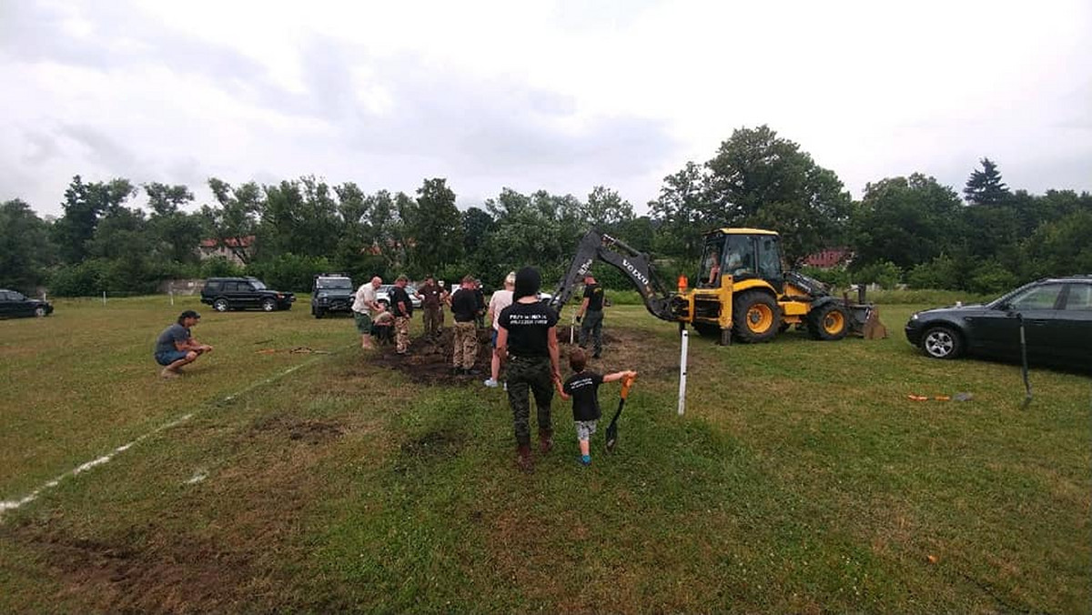 Nie udało się odnaleźć armaty z czasów drugiej wojny światowej, która według lokalnych legend ma być zakopana pod boiskiem piłkarskim w Głuszycy na Dolnym Śląsku. Z ziemi wykopano za to moździerz i pancerfausty. Z odkryciem armaty trzeba poczekać na remont boiska.