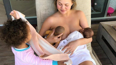 Chrissy Teigen pokazała zdjęcie, jak karmi piersią. Nie wszystkim się to spodobało