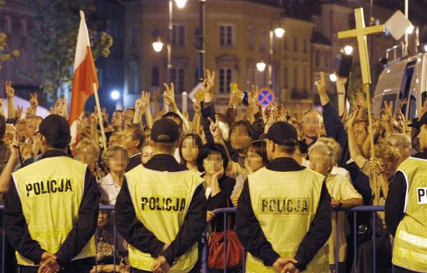 Sześć osób będących pod wpływem alkoholu trafiło do izby wytrzeźwień po nocnej manifestacji przed Pałacem Prezydenckim