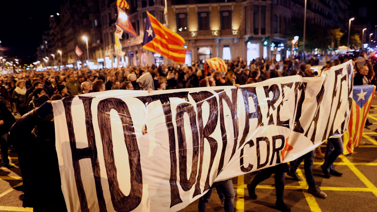 <strong>Kilkadziesiąt tysięcy separatystów brało udział w sobotę w organizowanych na terenie Katalonii wiecach i blokadach dróg przed niedzielnymi wyborami do hiszpańskiego parlamentu. Demonstranci nie zgadzają się z wyrokami więzienia dla regionalnych polityków.</strong>