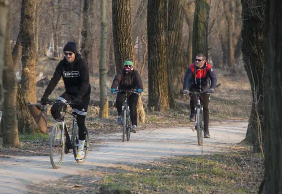 "Zakażenia na świeżym powietrzu to rzadkość". Naukowcy chcą zmiany sposobu walki z pandemią