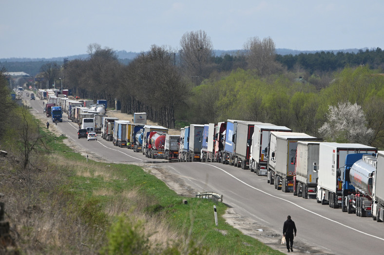 Kierowcy ciężarówek stoją w ponad dziesięciokilometrowej kolejce na przejściu granicznym w Rawie Ruskiej na granicy ukraińsko-polskiej, po tym jak Warszawa zakazała importu ukraińskiego zboża 18 kwietnia 2023 r.