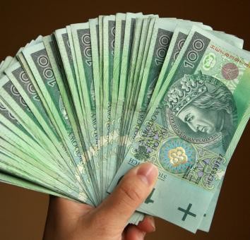 <b>Chory celnik z niższą pensją</b>
<br>
<br>
Utrata przywilejów czeka natomiast celników. Od 1 kwietnia 2015 r. funkcjonariusz Służby Celnej czasowo niezdolny do służby będzie otrzymywać tylko 80 proc. uposażenia. Podstawę do ustalenia obniżonego o 20 proc. chorobowego będzie stanowiła m.in. kwota uposażenia zasadniczego zwiększona o dodatek za wieloletnią służbę.
<br>
<br>
Wypłata chorobowego nastąpi dopiero po przedstawieniu zwolnienia lekarskiego. Inaczej w przypadku, kiedy funkcjonariusz będzie musiał osobiście sprawować opiekę nad dzieckiem do 8 lat - wystarczy wtedy złożyć oświadczenie i dostarczyć je przełożonemu w ciągu 7 dni.
<br>
<br>
Jednak część chorych celników ma szansę otrzymać pełne uposażenie - stanie się tak w sytuacji, gdy choroba będzie mieć związek ze służbą.
<br>
<br>
<a  href=