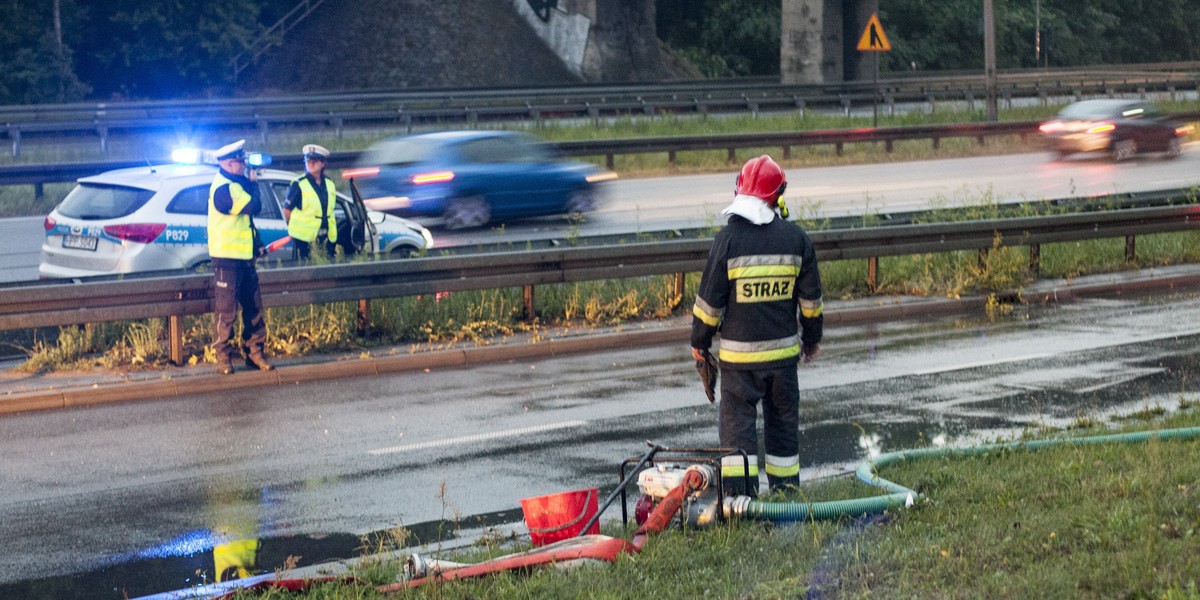 Sosnowiec. Pompowanie wody z zalanej trasy S-86 w Sosnowcu 